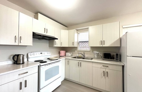 Delta House | Newly renovated 2B1B Private Suite in Ladner