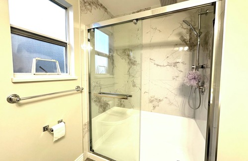 Delta House | Newly renovated 2B1B Private Suite in Ladner