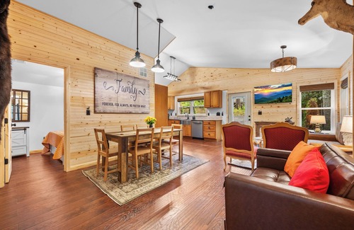 Newland Cabin | Newly Renovated 3/2 Cabin & Resort-Style Amenities, Golf community, Fire-Pit, AC