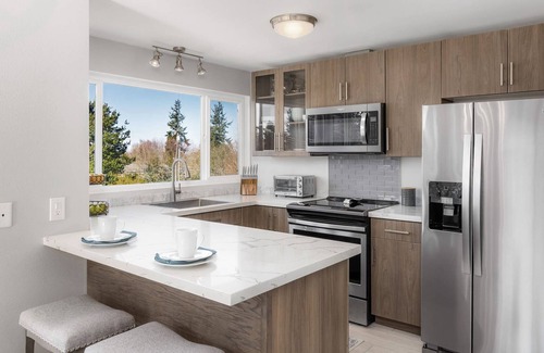 The Bowl of Edmonds Apartment | Newly renovated 3 bdrm with view and 10 min walk to beach