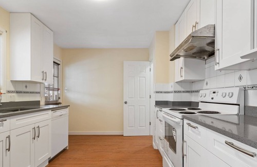 Richmond House | Newly renovated 3 bed 3 bath upper level suite Richmond Center