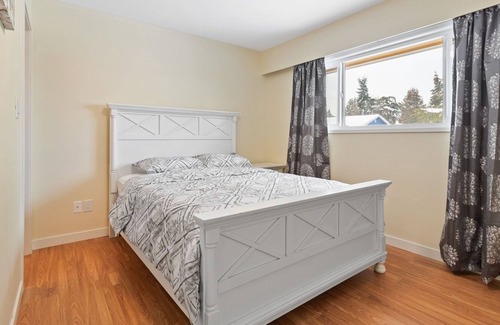 Richmond House | Newly renovated 3 bed 3 bath upper level suite Richmond Center