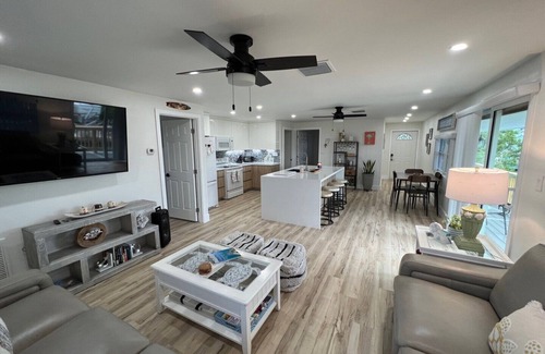 Port Pine Heights House | NEWLY RENOVATED 3/2 WITH POOL AND CANAL ACCESS!