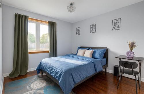 Jane and Finch House | Newly Renovated 3BR North York Bungalow with Backyard Patio & Volleyball Set! Close to Rogers Stadium, TTC Subway Access, Perfect for Family Travel, Group Trips or Work Stays!