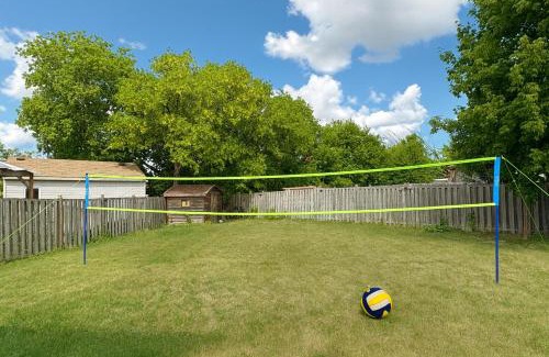 Jane and Finch House | Newly Renovated 3BR North York Bungalow with Backyard Patio & Volleyball Set! Close to Rogers Stadium, TTC Subway Access, Perfect for Family Travel, Group Trips or Work Stays!