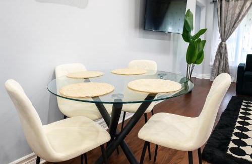 Jane and Finch House | Newly Renovated 3BR North York Bungalow with Backyard Patio & Volleyball Set! Close to Rogers Stadium, TTC Subway Access, Perfect for Family Travel, Group Trips or Work Stays!