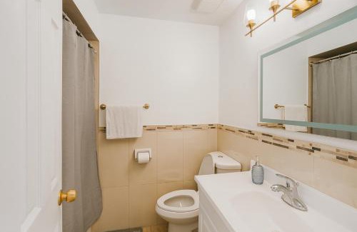 Jane and Finch House | Newly Renovated 3BR North York Bungalow with Backyard Patio & Volleyball Set! Close to Rogers Stadium, TTC Subway Access, Perfect for Family Travel, Group Trips or Work Stays!
