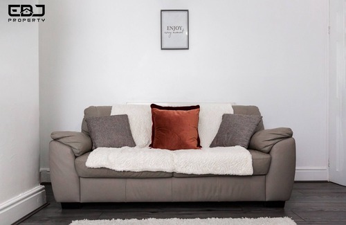 Bootle Apartment | Newly renovated 4bed - Free parking - City Links