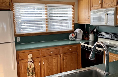 Saybrook Manor Cottage | Newly Renovated Beach Cottage in Old Saybrook CT - AIR CONDITIONED - ACADEMIC