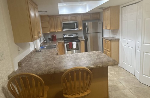 Village Grove House | Newly renovated *Close to Old Town Scottsdale*work area, Wi-Fi, large TV