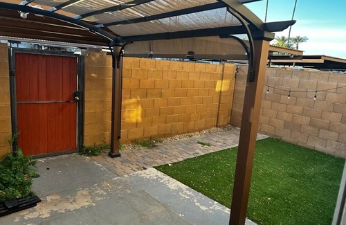 Village Grove House | Newly renovated *Close to Old Town Scottsdale*work area, Wi-Fi, large TV