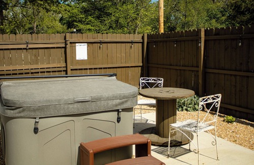 Fidelity Cabin | NEWLY renovated cottage located right off I-44 near Joplin, MO