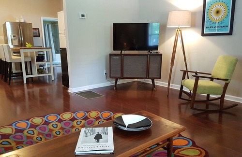Athens House | 🎸Newly Renovated Home in Downtown Athens! Big Yard, Perfect Getaway & Tailgate