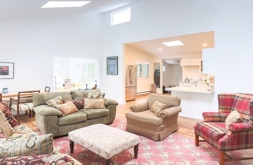 Maplecrest House | Newly Renovated House ~ Secluded 5 Acre Retreat ~ Peaceful and Quiet