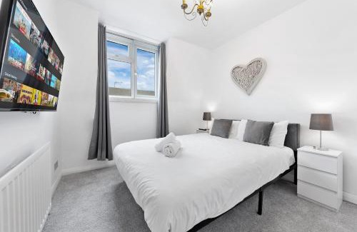 Kensington Apartment | Newly Renovated Kensington 2 Bedroom Apartment with Balcony Near Harrods Sleeps 6, 2 Min walk from Station