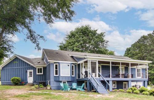Campobello House | Newly Renovated Lake Bowen Home with Game Room!
