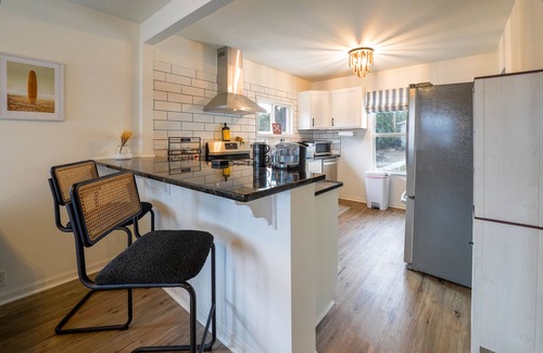 Tichigan House | Newly Renovated Lakefront Cottage, Peaceful, Cozy Modern Farmhouse ~Dog Friendly