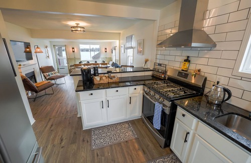 Tichigan House | Newly Renovated Lakefront Cottage, Peaceful, Cozy Modern Farmhouse ~Dog Friendly