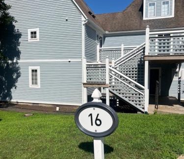 Norwichtown Apartment | Newly Renovated Loft Villa at Norwich Spa with amenities, 3 minutes to Mohegan