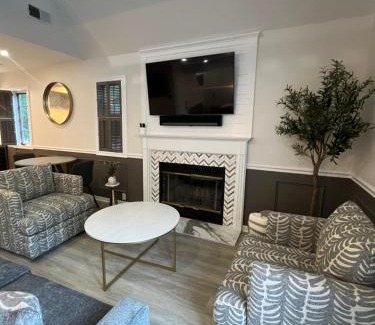 Norwichtown Apartment | Newly Renovated Loft Villa at Norwich Spa with amenities, 3 minutes to Mohegan