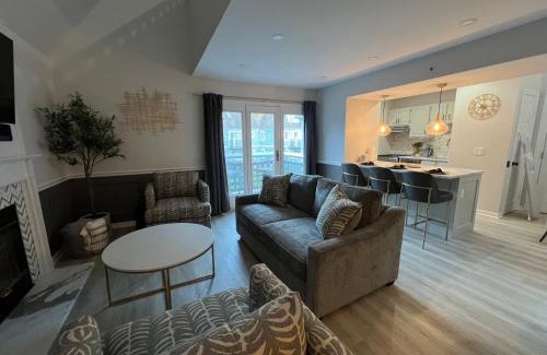 Norwichtown Apartment | Newly Renovated Loft Villa at Norwich Spa with amenities, 3 minutes to Mohegan