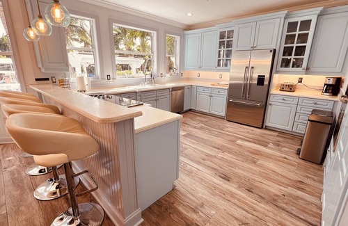 Northeast Miami House | Newly Renovated modern waterfront beachhouse with 9 beds. Sleeps 18