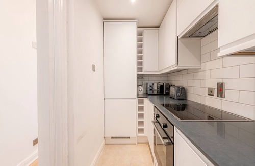 Holland Park Apartment | Newly Renovated Notting Hill Luxury Spacious Top Floor One Bedroom Flat