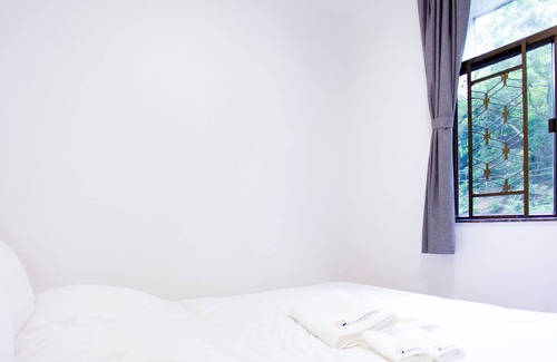 Causeway Bay Apartment | Newly renovated One Bedroom (Tai Hang) Explore like a local