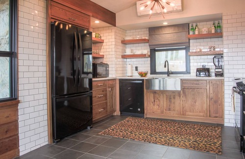 Warren House | NEWLY RENOVATED Private Chic Modern Mountain Home with fiber optic internet!