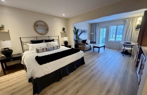 Oro-Medonte House | Newly Renovated Ski-In Ski-Out 1-Bedroom Condo with Pool, Gym, Sauna by Horseshoe Valley