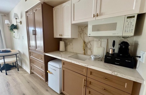 Oro-Medonte House | Newly Renovated Ski-In Ski-Out 1-Bedroom Condo with Pool, Gym, Sauna by Horseshoe Valley
