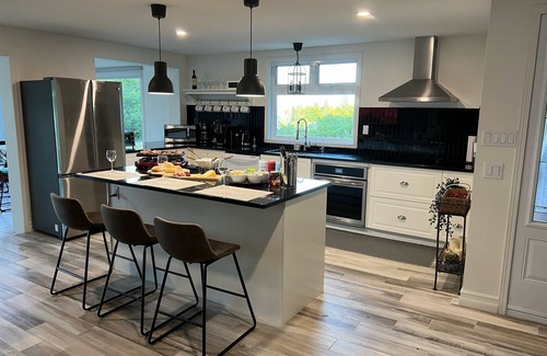 Coaticook House | Newly renovated villa with magnificent views, spa & beach