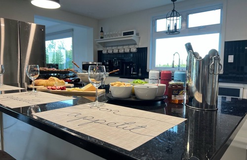 Coaticook House | Newly renovated villa with magnificent views, spa & beach