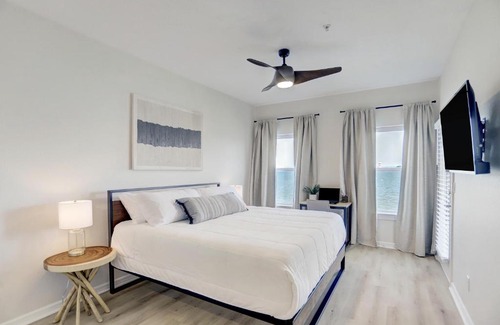 Seven Coves Apartment | Newly Renovated Waterfront Condo With Sunset Views