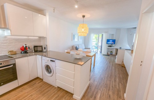Alpouvar Apartment | Newly updated 2 Bed 2 Bath Poolside Apartment withAC & WIFI