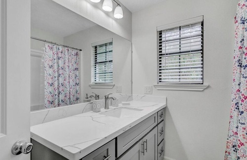 Voth House | Newly Updated 5-Bedroom Home in Vidor