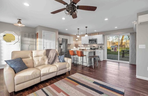 Brighton House | Newly Updated House with California King Bed!