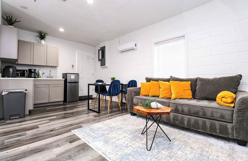Orlando Apartment | *NewRenovatedAPT*KINGbed*PetsOk+Priv Entry