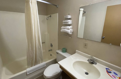 Newton Hotel | Newton Inn In Newton, KS