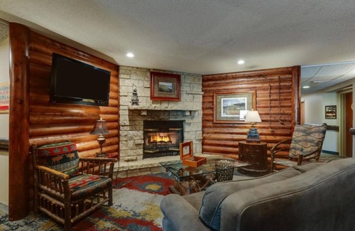 Galena Hotel | Next Mississippi River, Deluxe King Suite, Stoney Creek Quad Cities