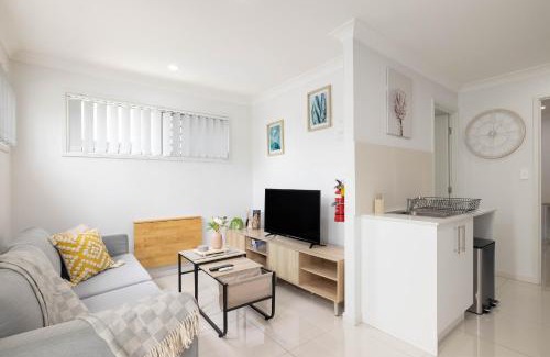 Rocklea Apartment | Next to a Disk Golf Course! Shops! AirCon! 139AF1