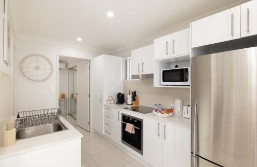 Rocklea Apartment | Next to a Disk Golf Course! Shops! AirCon! 139AF1