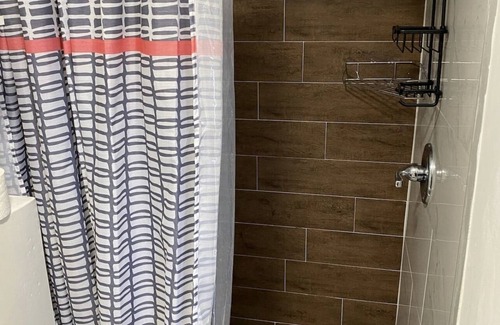 Westgate Apartment | Next to Airport & Downtown