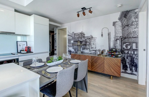 East Village Condo | Next to Bmo/saddledome Downtown Calgary 2 bedroom Penthouse style condo sleep 6