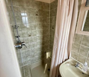 Beeston Hotel | Next to hyland hotel Family rooms with attached bathroom