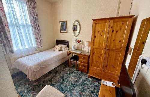 Beeston Hotel | Next to hyland hotel Family rooms with attached bathroom
