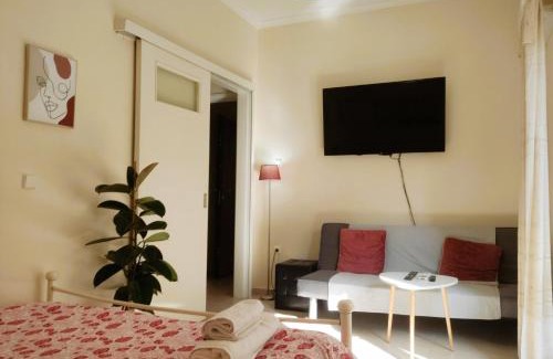 Dafni-Ymittos Apartment | Next to Metro! Bright Apartment with Fully Equipped Kitchen