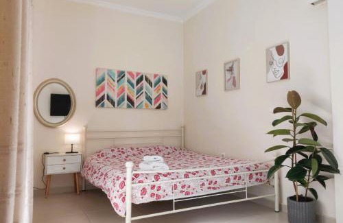 Dafni-Ymittos Apartment | Next to Metro! Bright Apartment with Fully Equipped Kitchen