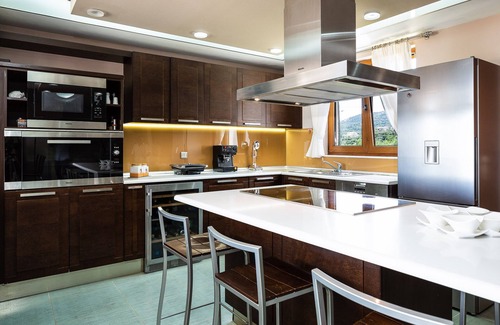Xiro Chorio Villa | Next to the city & beach, panoramic sea views, indoor and outdoor pool