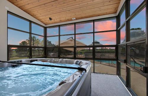 Kaukauna House | NFL Draft Sleeps 30 Large Family or Group Parties